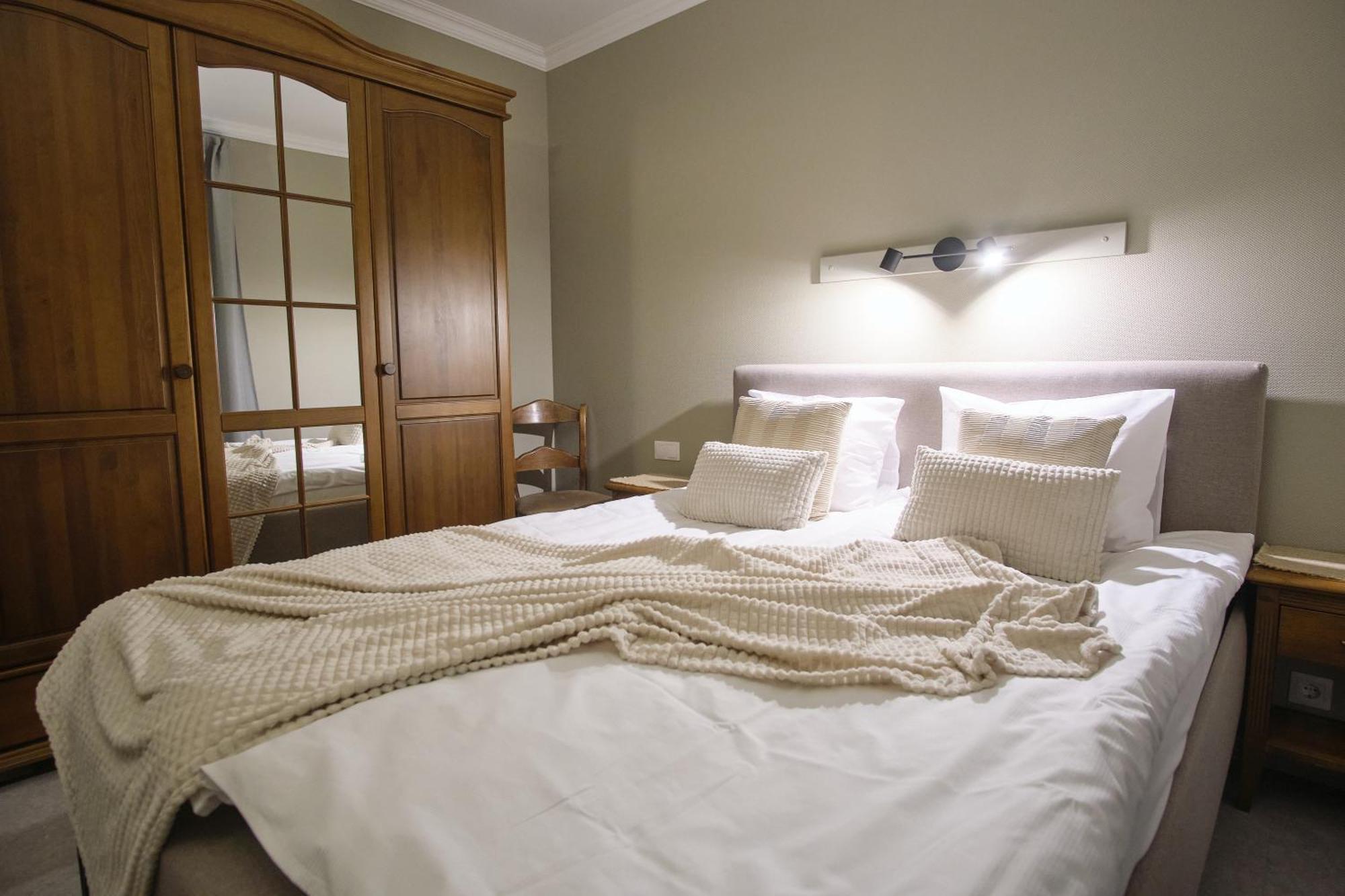 Hotel Pernigele Yelgavkrasty Dış mekan fotoğraf