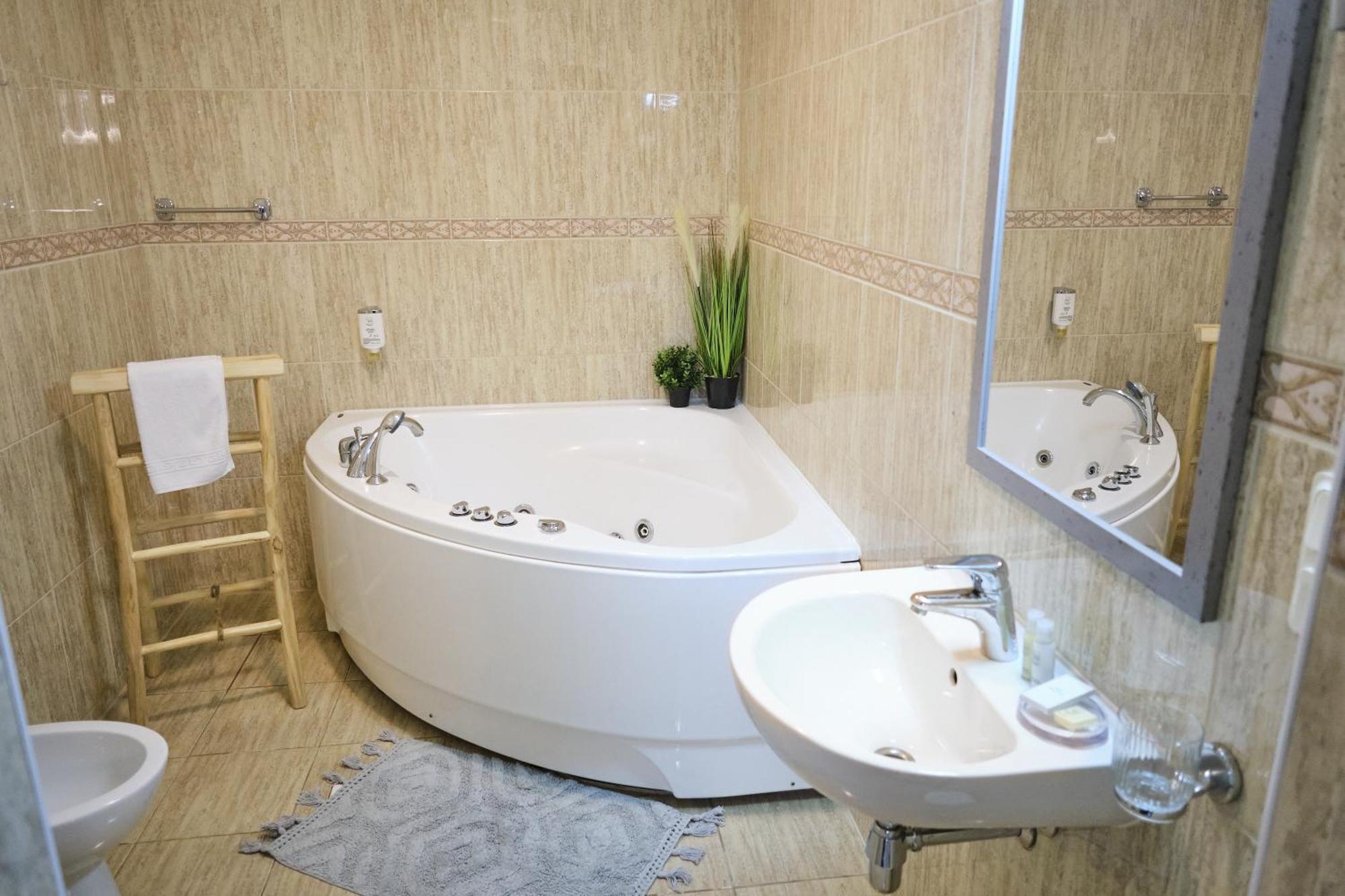 Hotel Pernigele Yelgavkrasty Dış mekan fotoğraf